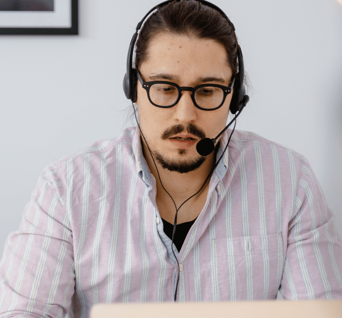 Kundenberater mit Headset am Laptop, bereit für eine professionelle Beratung.